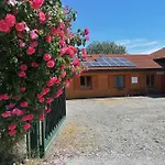 Bio Apipoli Alloggio per agriturismo Lucino